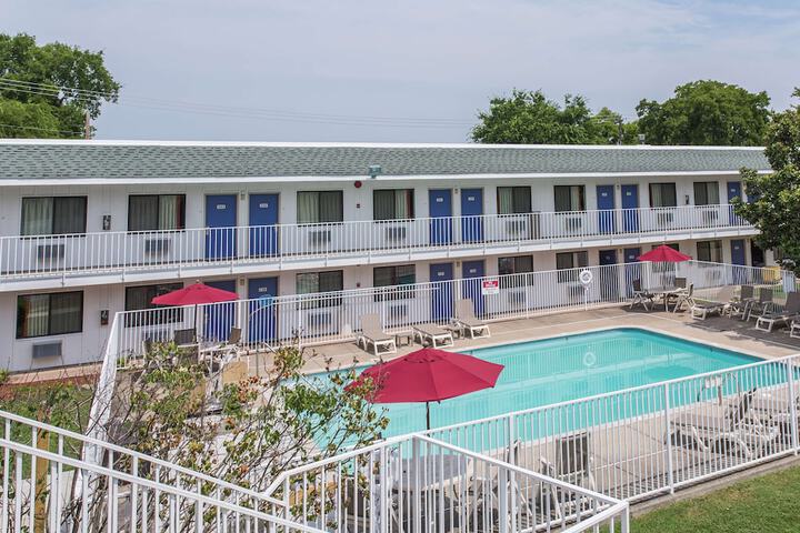 Pool 4 of 27