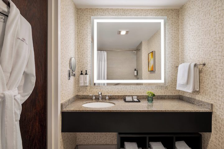 Crowne Plaza Edison by IHG
