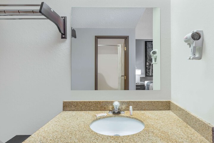 Room 15 of 34