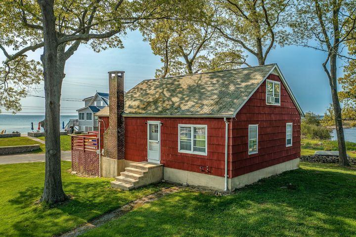 Charming Niantic Vacation Rental: Walk to Beach!