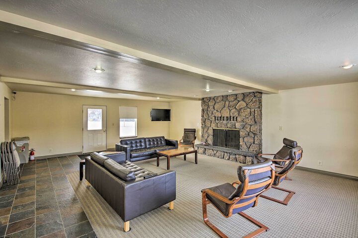 Lake Pend Oreille Condo w / Porch & Mountain View!