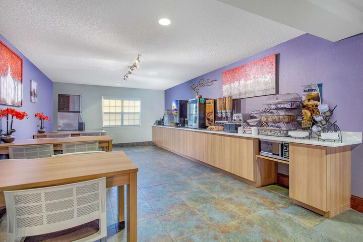 Microtel Inn & Suites by Wyndham Lillington / Campbell Univ