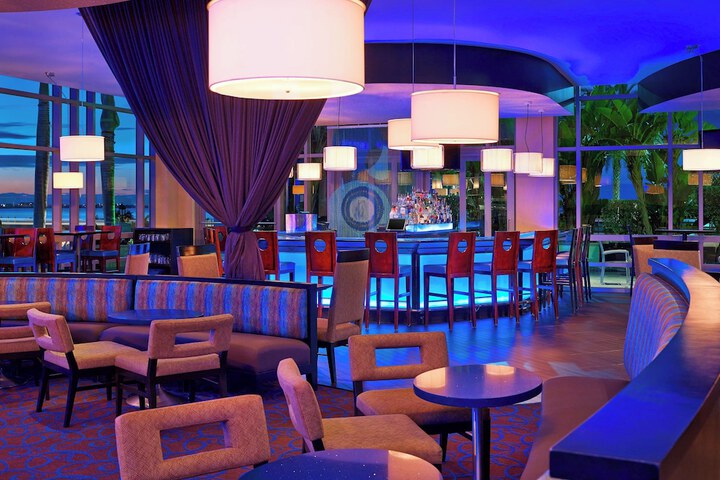 Lounge 34 of 44