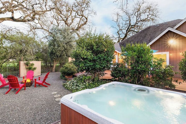 Valley of the Moon by Avantstay Tranquil Escape Large Yard w / Hot Tub & Fire Pit