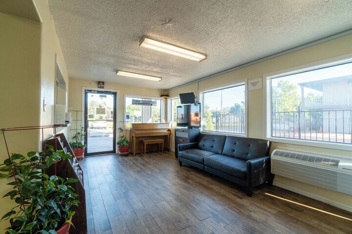 Regency Inn & Suites by OYO Bay City TX
