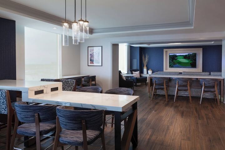 Lounge 79 of 86
