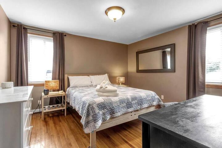 Gorgeous 2 Queen Bedroom Apartment in North Buffalo with 70 inch TV