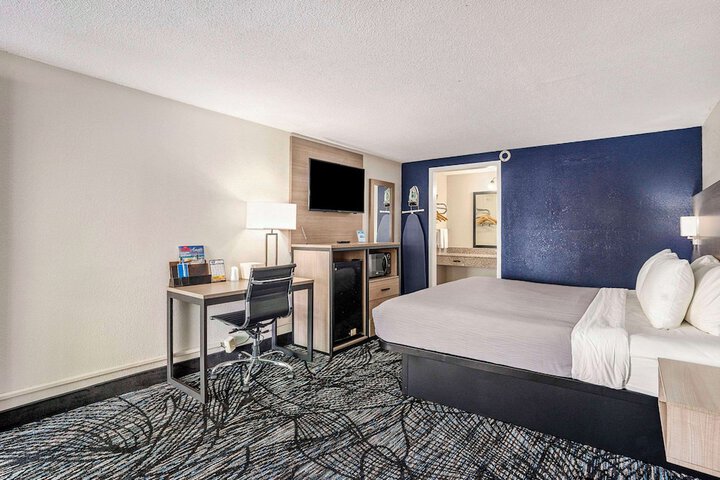 Room 32 of 38