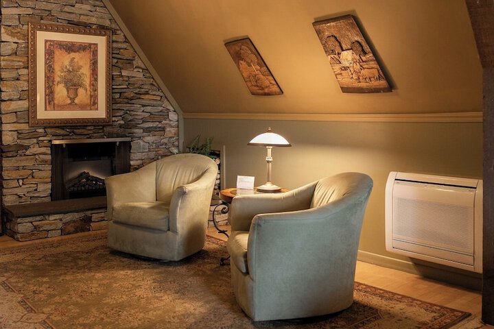 Twin Pine Manor Bed & Breakfast