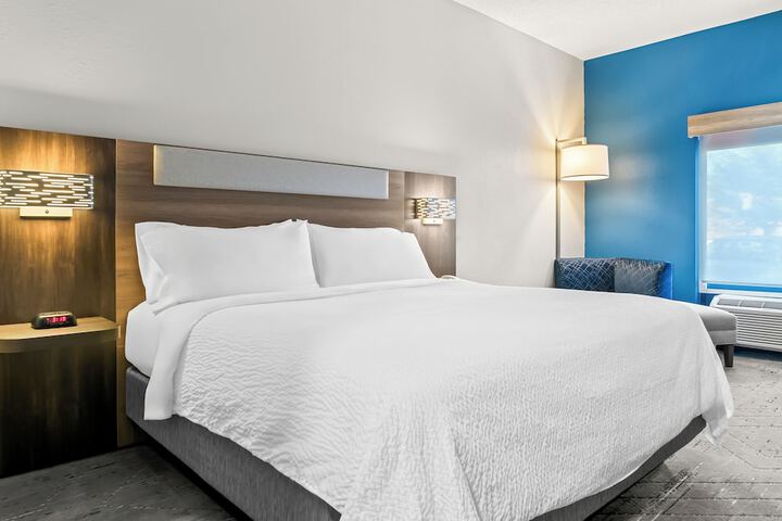 Holiday Inn Express & Suites Detroit North - Roseville by IHG