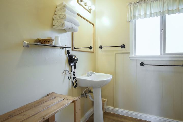 Green Gables Motel & Suites
