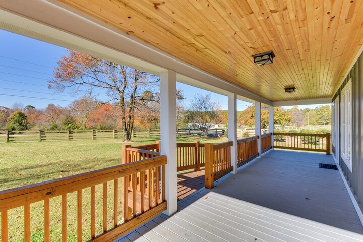 Modern Clarkesville Cottage w / Decks & Patio!