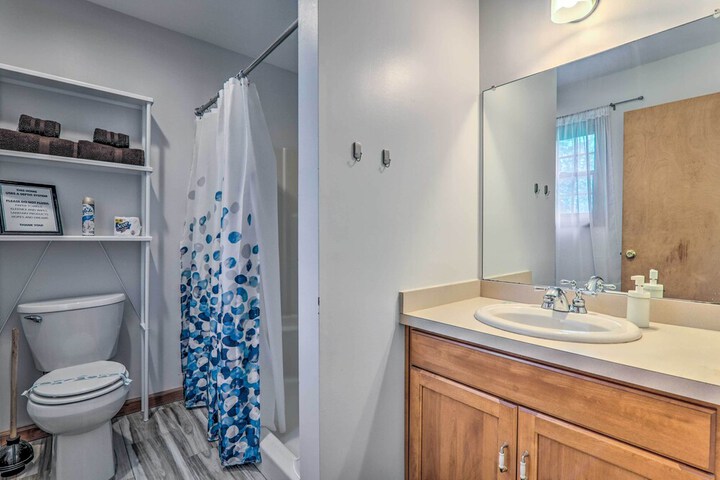 Poconos Retreat w / Game Room Hot Tub, & Sauna!