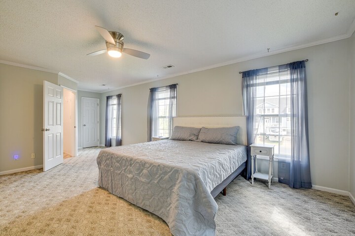 Group-friendly Myrtle Beach House w / Deck