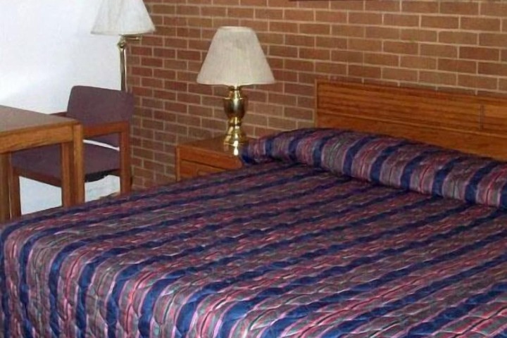 Room 5 of 8