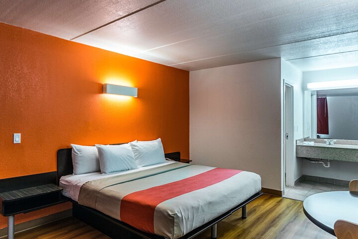 Motel 6 Cleveland TX