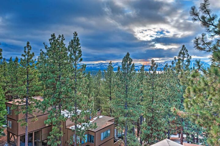2 Mi to Heavenly Mountain: Tahoe Retreat w / Views