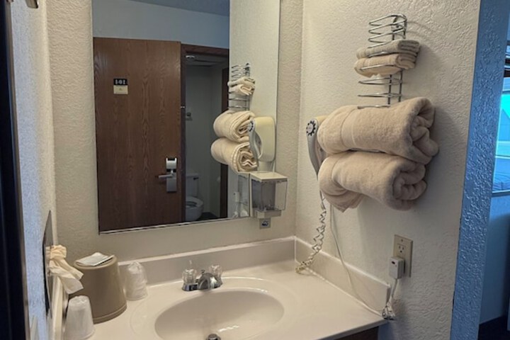 Clarion Hometown Inn