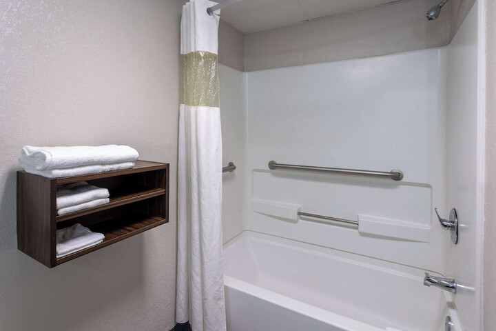 Room 28 of 43