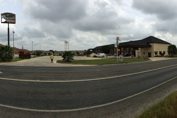 Pearsall Inn & Suites