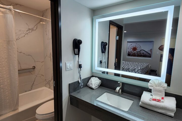 Travelodge by Wyndham Fullerton Near Anaheim