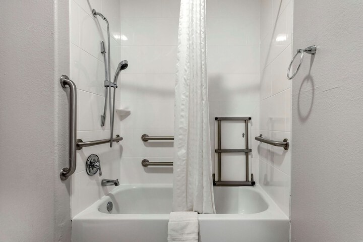 Room 9 of 30