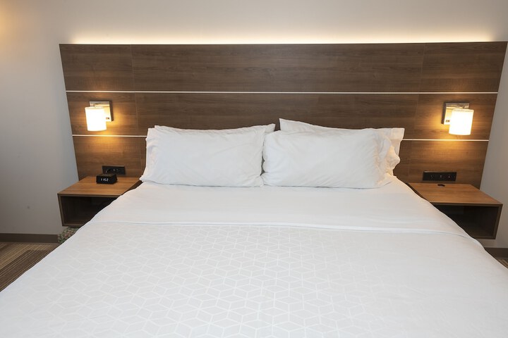 Holiday Inn Express Hotel & Suites Iron Mountain by IHG