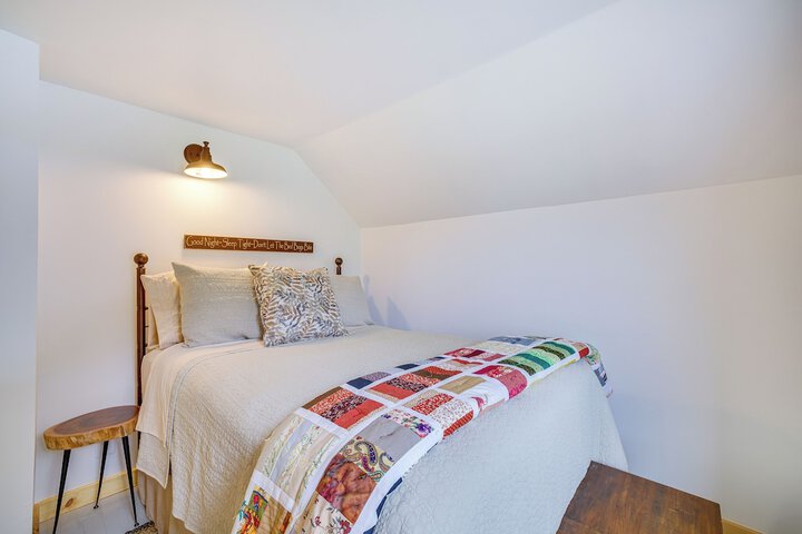 Lovely Rural Hixton Farmhouse w / Porch & Fire Pit!