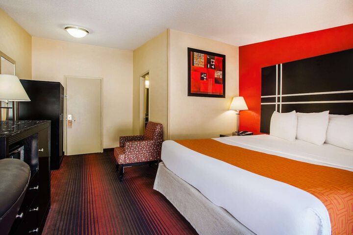 Room 9 of 16