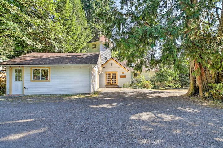 Cozy black Bear Retreat by Mount Rainier!