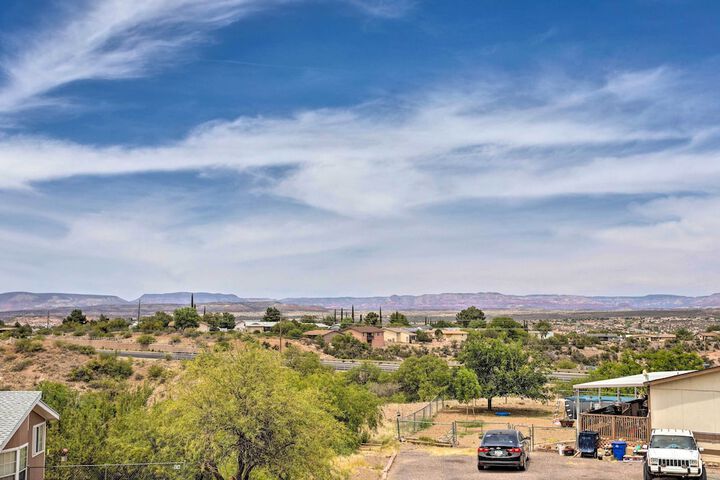 6 Mi to Old Town Panoramic Views: Cottonwood Gem!