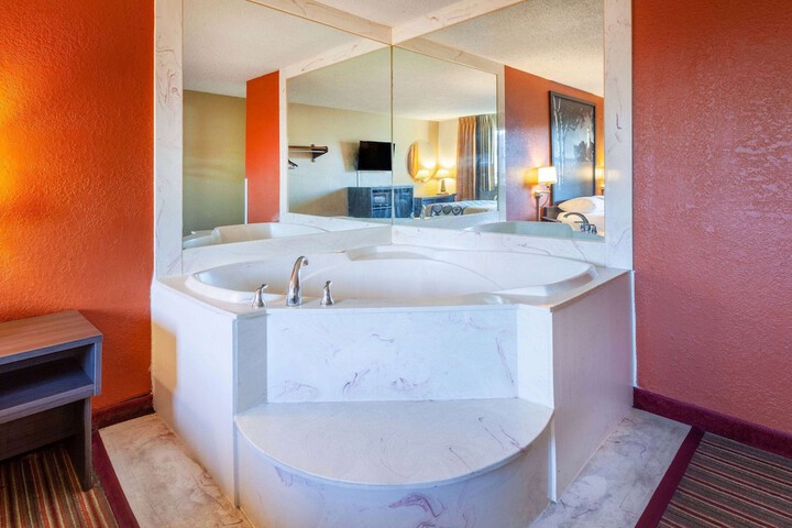 Super 8 by Wyndham Roseville / Detroit Area