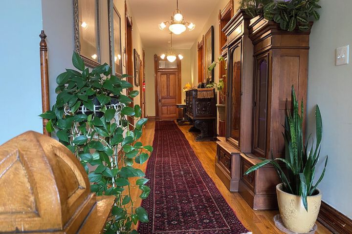 Vineyard Mansion & Carriage House Bed & Breakfast