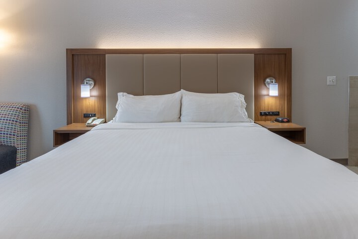 Holiday Inn Express Indianapolis - Southeast by IHG
