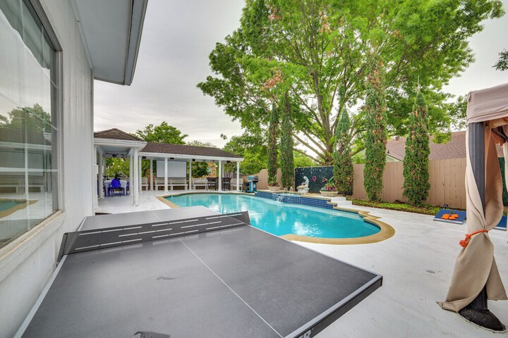 Walk to Lake! Rowlett Escape w / Fire Pit & Views
