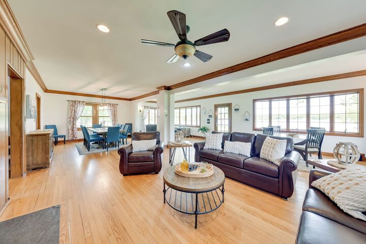 Pistakee Lake Estate w / Boat Dock & Hot Tub!