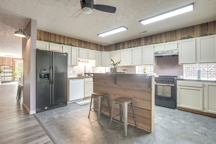 Downtown Condo 23 Mi to Hocking Hills State Park