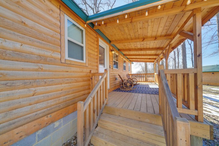 Porch & Pond Views: La Grange Cabin Retreat!