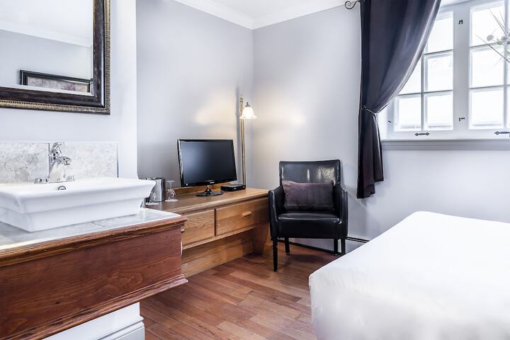 Room 14 of 28