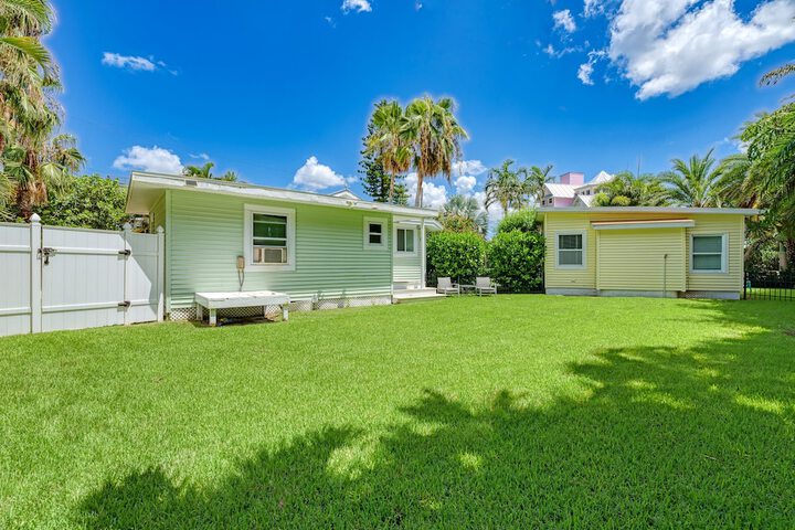 Cottage Haven-one Minute Walk To The Beach-private Yards-keyless Locks