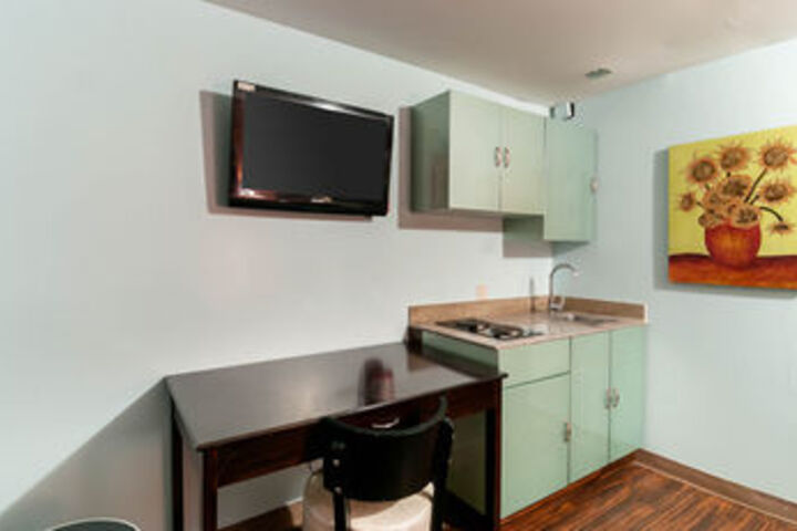 Motown Inn & Suites