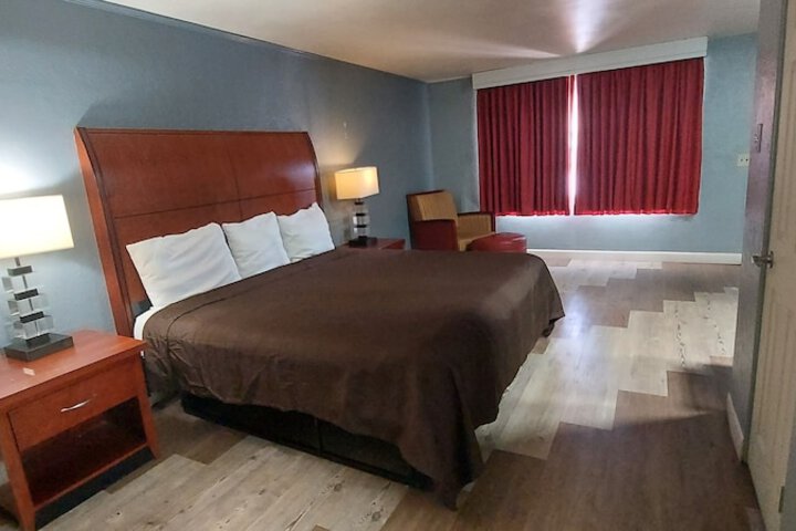 Room 7 of 8