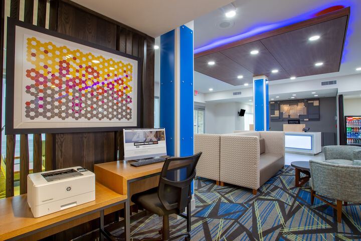 Holiday Inn Express & Suites Deland South by IHG