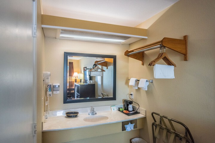 Relax Inn & Suites
