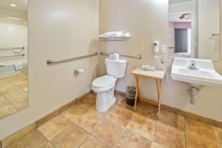 Room 4 of 15