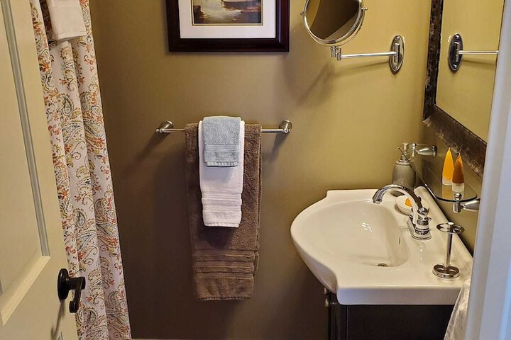PineCrest Inn