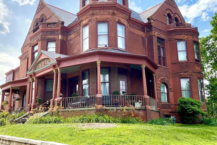 Vineyard Mansion & Carriage House Bed & Breakfast
