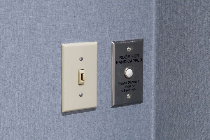 Room 27 of 40
