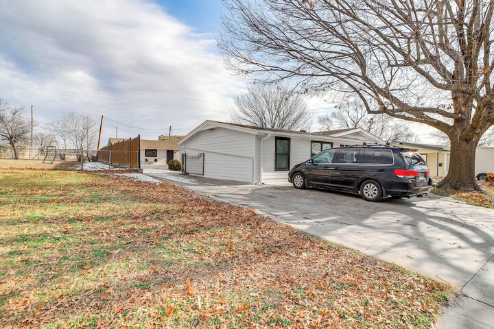 Central & Modern Studio w / Workspace in Owasso!