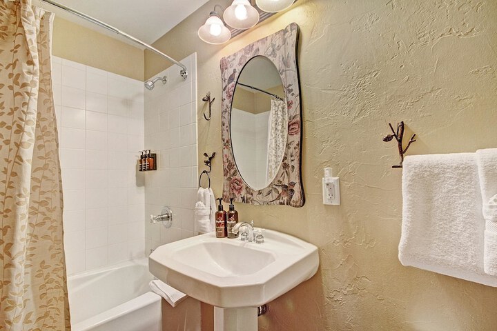 Room 7 of 25